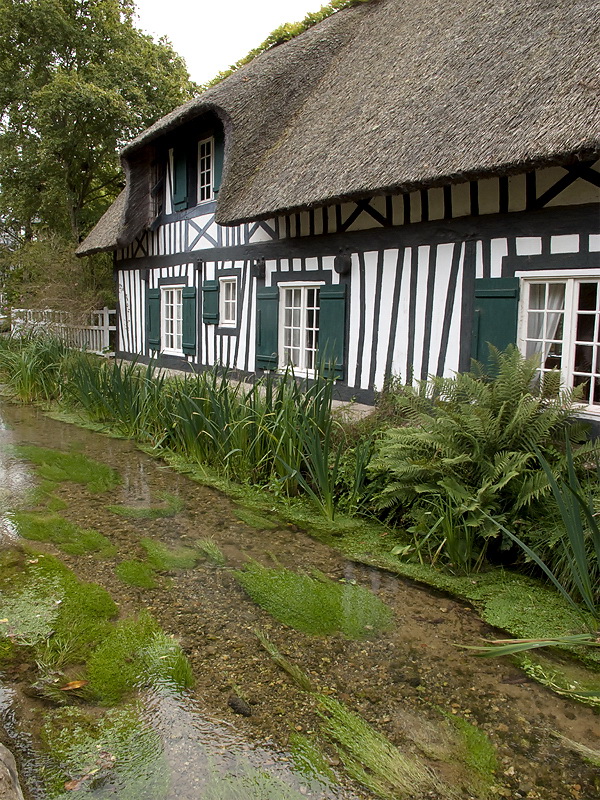 Bretagne 09-2012 IMG_2176 als Smart-Objekt-1 Kopie als Smart-Objekt-1.jpg - In Veules Les Roses angekommen . Ein kleiner Ort mit sehr vielen Sehendswürdigkeiten . Hier das alte Haus mit Rieddach liegt direkt an einem glasklaren Bach.